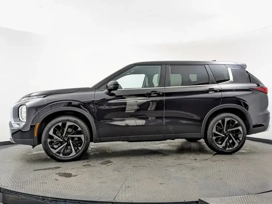 2024 Mitsubishi Outlander SE photo 1