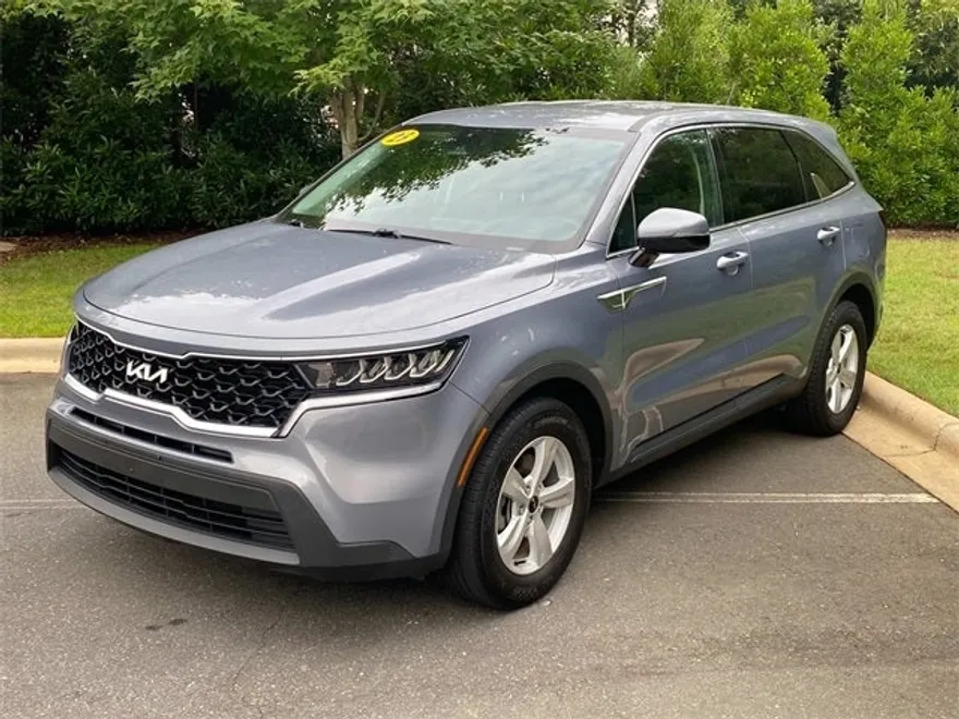 2023 Kia Sorento LX photo 1