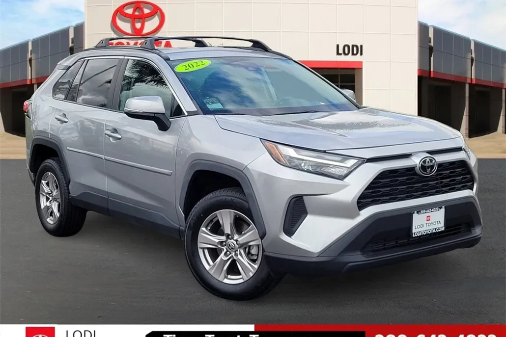 2022 Toyota RAV4 XLE photo 1