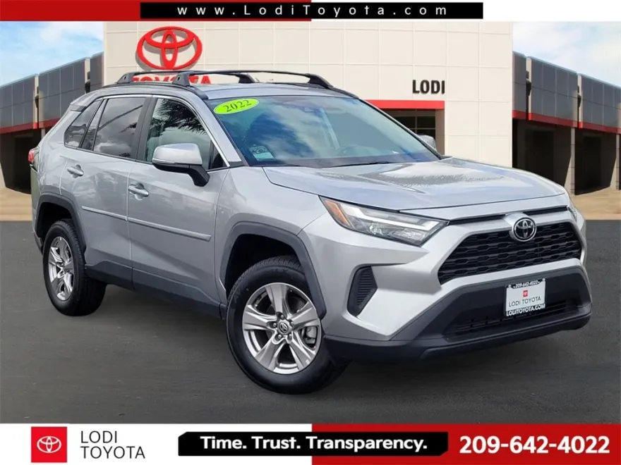 2022 Toyota RAV4 XLE photo 1