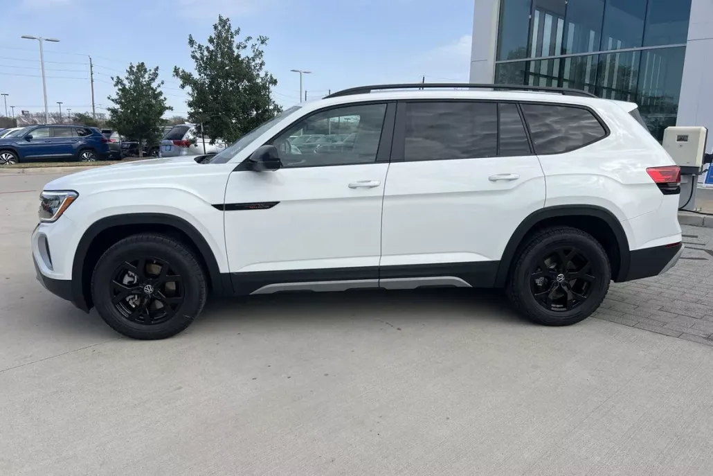 2025 Volkswagen Atlas Peak Edition photo 1