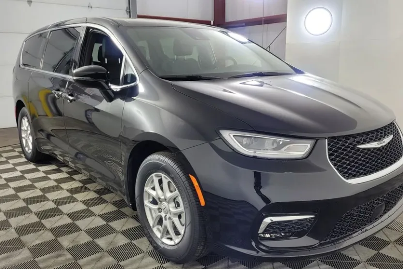 2026 Chrysler Pacifica photo 1