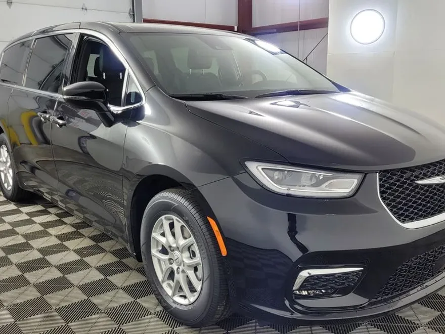 2026 Chrysler Pacifica photo 1