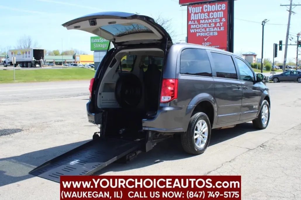 2015 Dodge Grand Caravan SXT photo 1