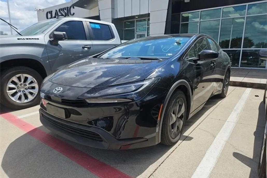 2025 Toyota Prius LE photo 1