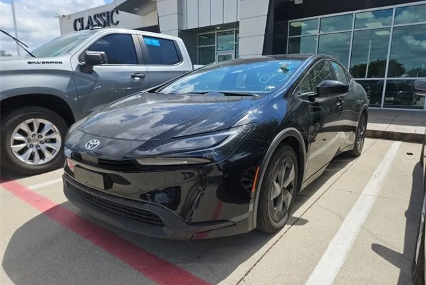 2025 Toyota Prius LE photo 1