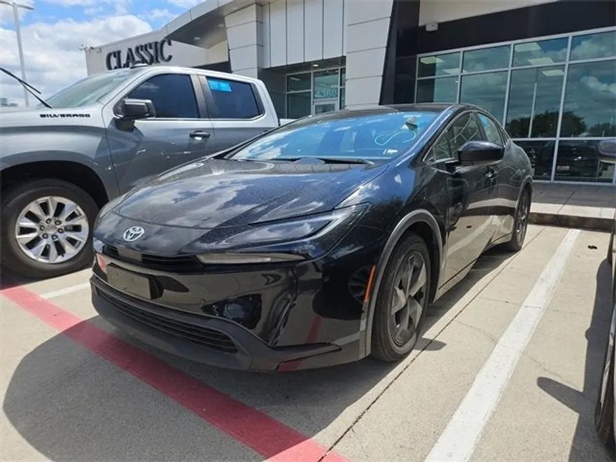 2025 Toyota Prius LE photo 1
