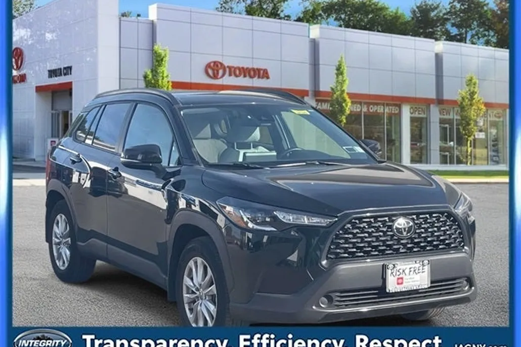 2022 Toyota Corolla Cross LE photo 1