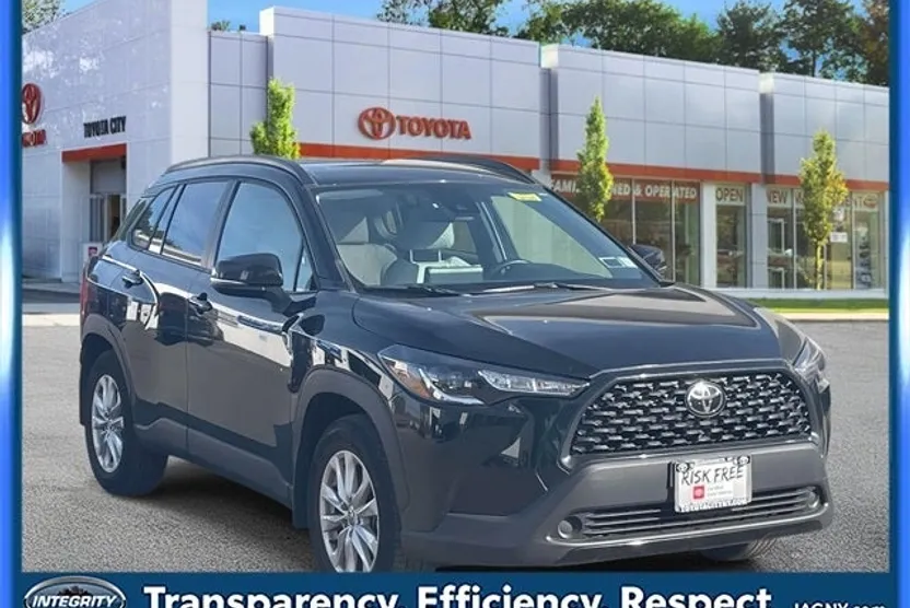 2022 Toyota Corolla Cross LE photo 1