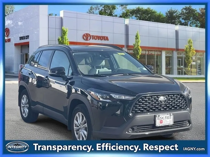 2022 Toyota Corolla Cross LE photo 1