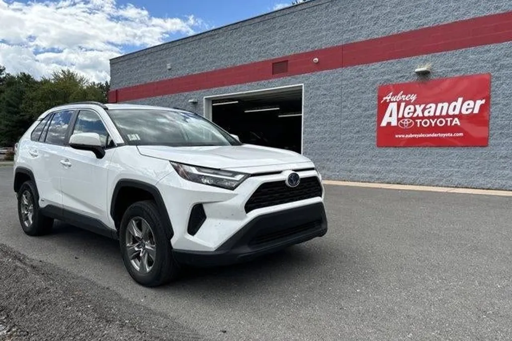 2024 Toyota RAV4 Hybrid XLE photo 1