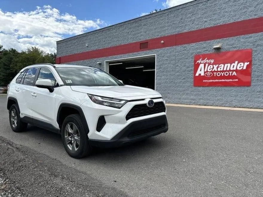 2024 Toyota RAV4 Hybrid XLE photo 1
