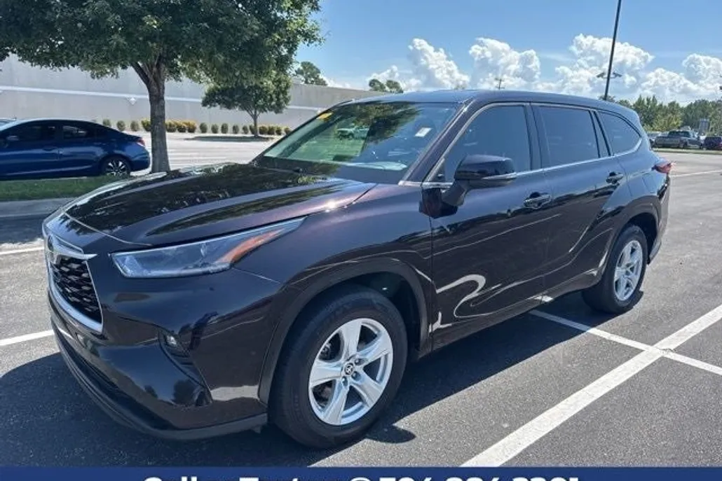 2021 Toyota Highlander LE photo 1