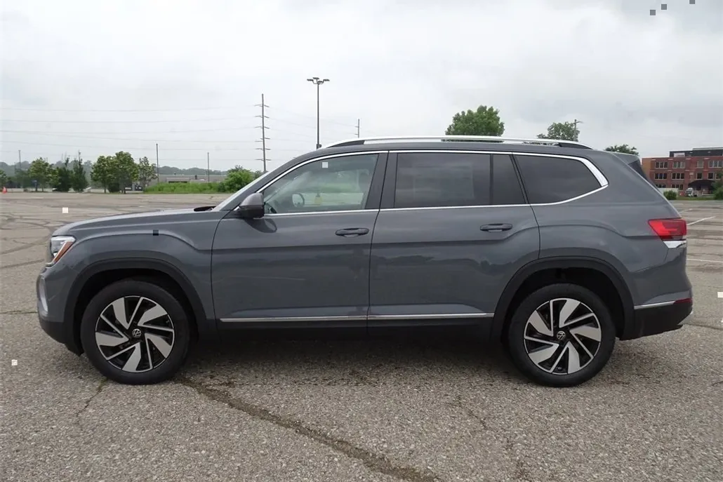 2025 Volkswagen Atlas SEL photo 1