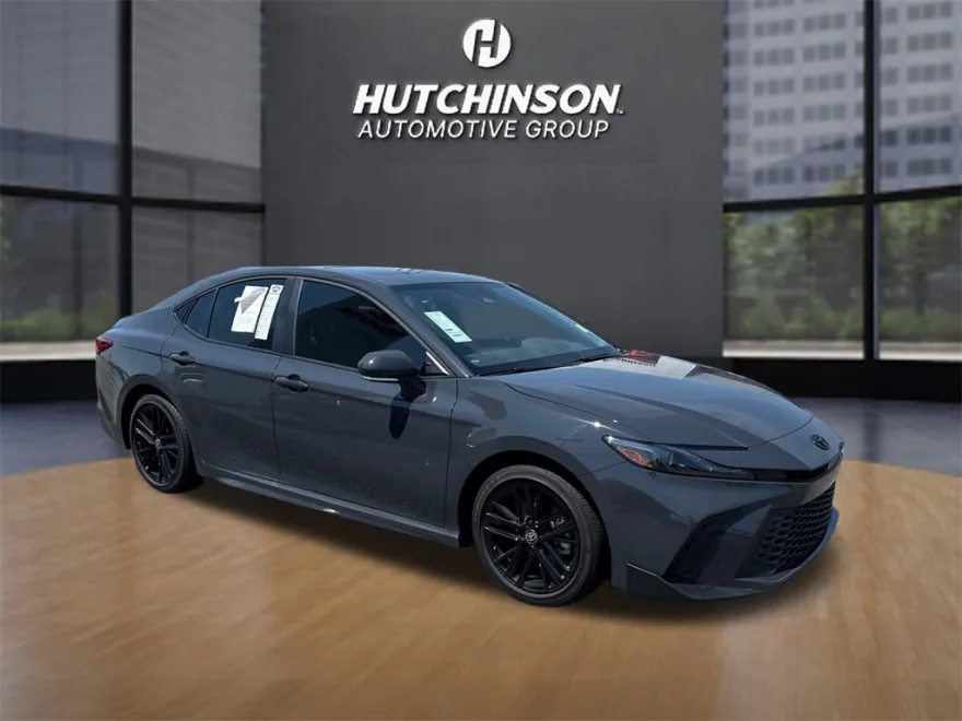 2025 Toyota Camry SE photo 1