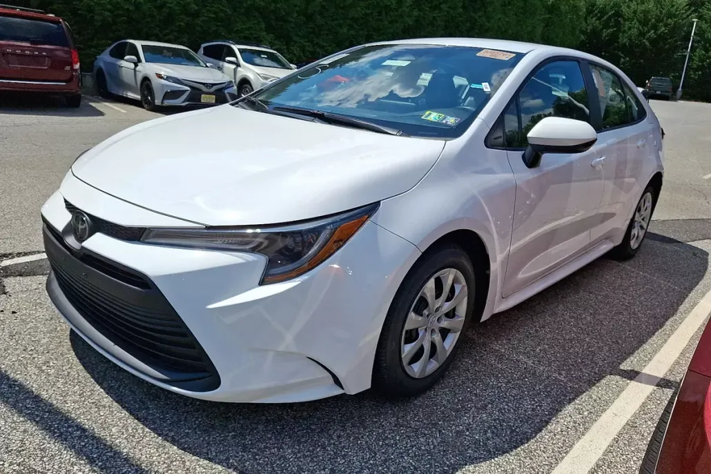 2023 Toyota Corolla LE photo 1