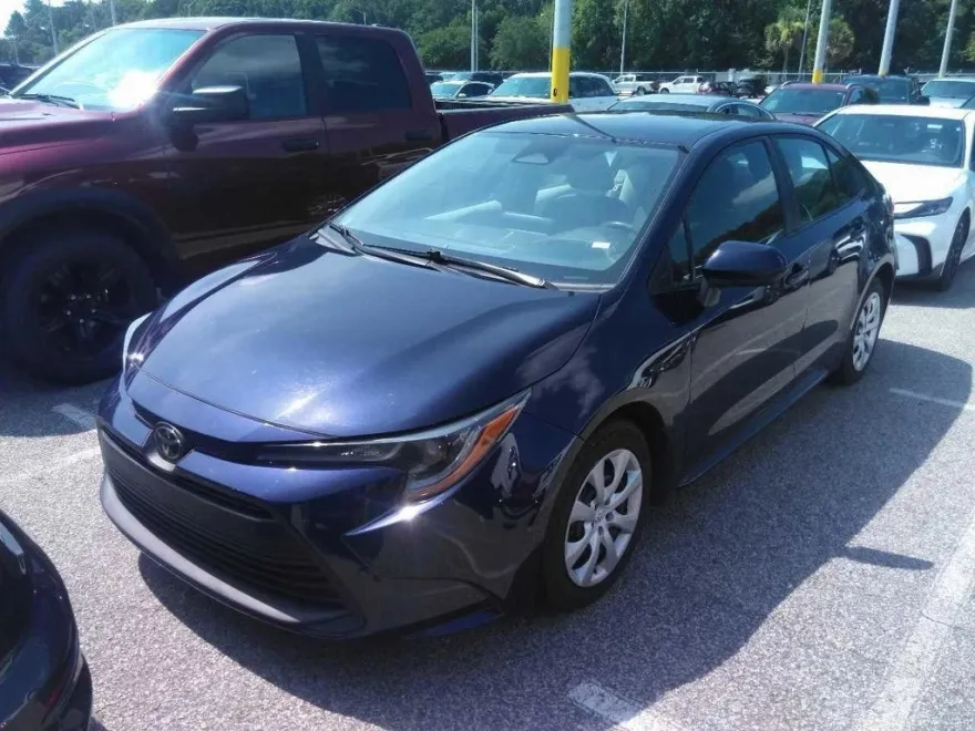 2023 Toyota Corolla LE photo 1