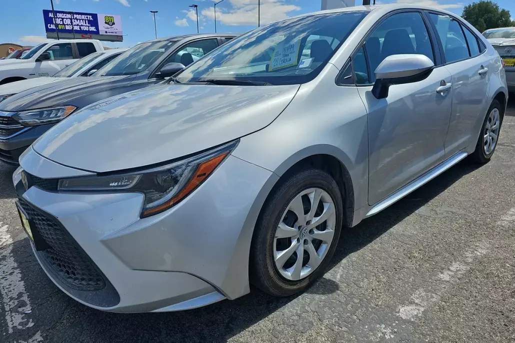 2022 Toyota Corolla LE photo 1