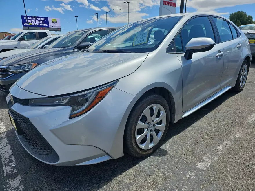 2022 Toyota Corolla LE photo 1