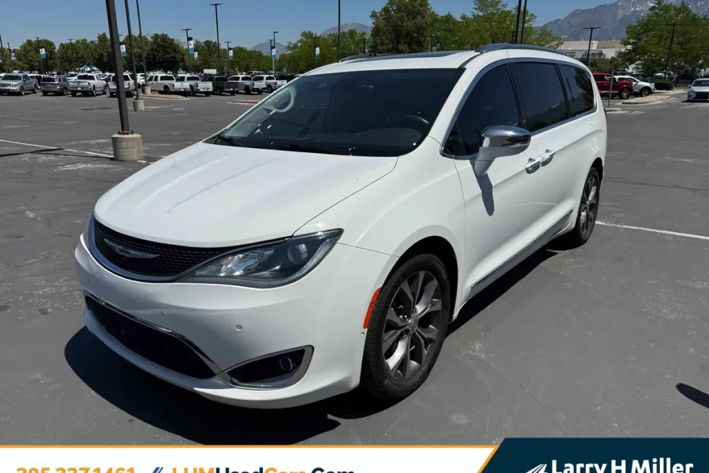 2017 Chrysler Pacifica Limited photo 1