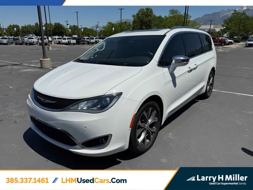 2017 Chrysler Pacifica Limited photo 1
