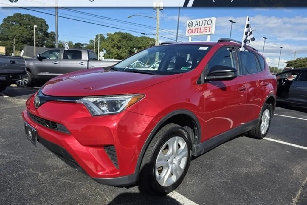 2017 Toyota RAV4 LE photo 1