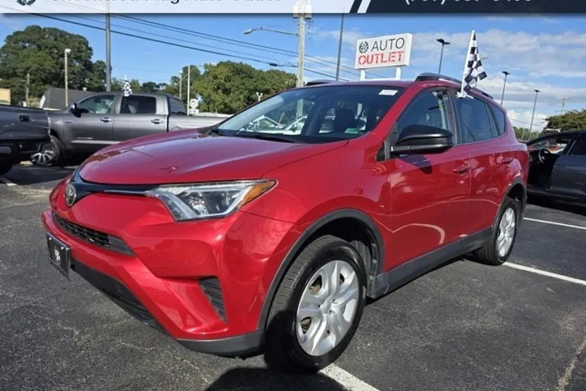 2017 Toyota RAV4 LE photo 1