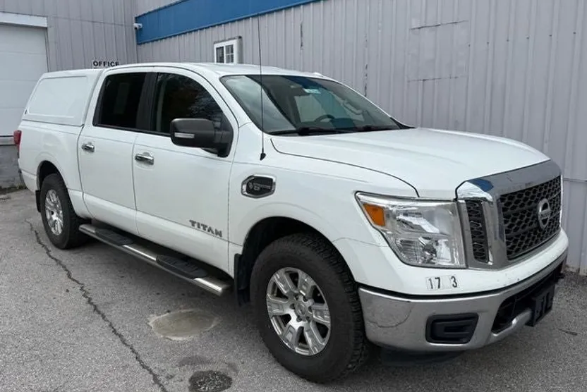 2017 Nissan Titan SV photo 1
