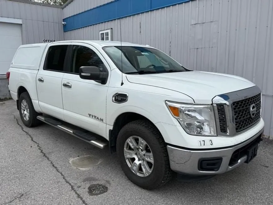 2017 Nissan Titan SV photo 1