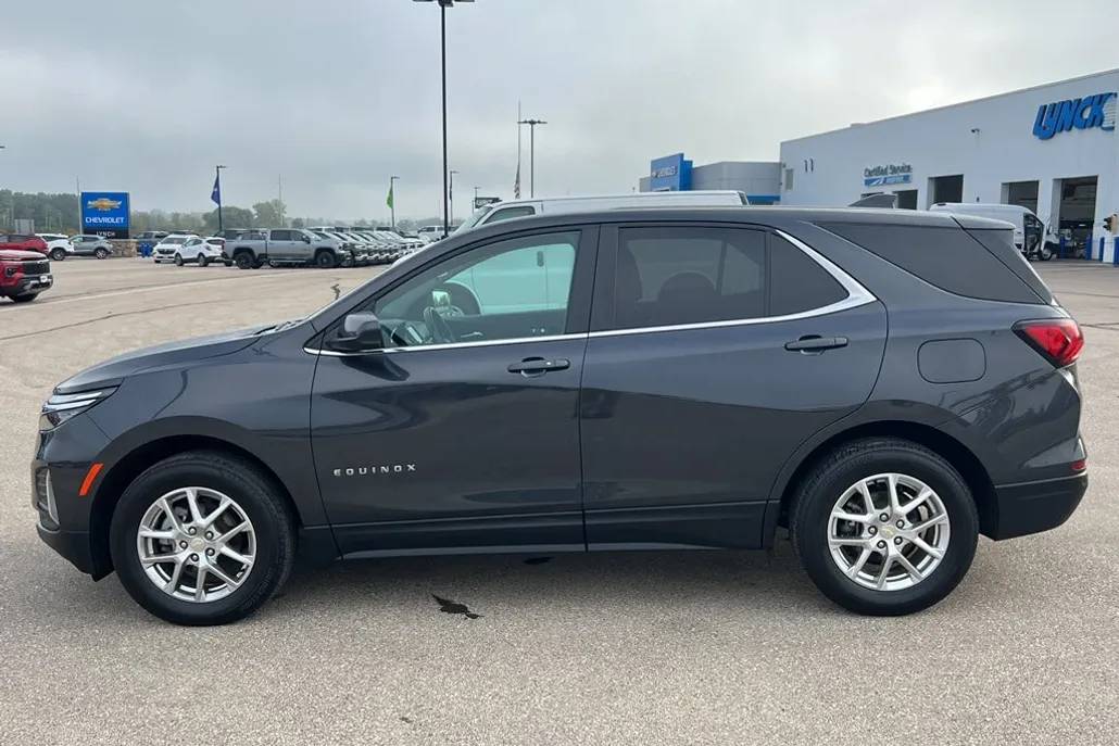 2022 Chevrolet Equinox LT photo 1