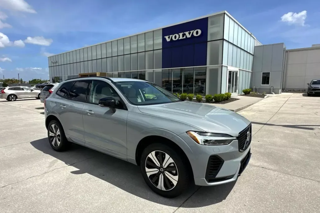 2025 Volvo XC60 T8 Core photo 1
