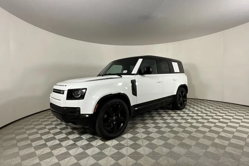 2025 Land Rover Defender 110 V8 photo 1