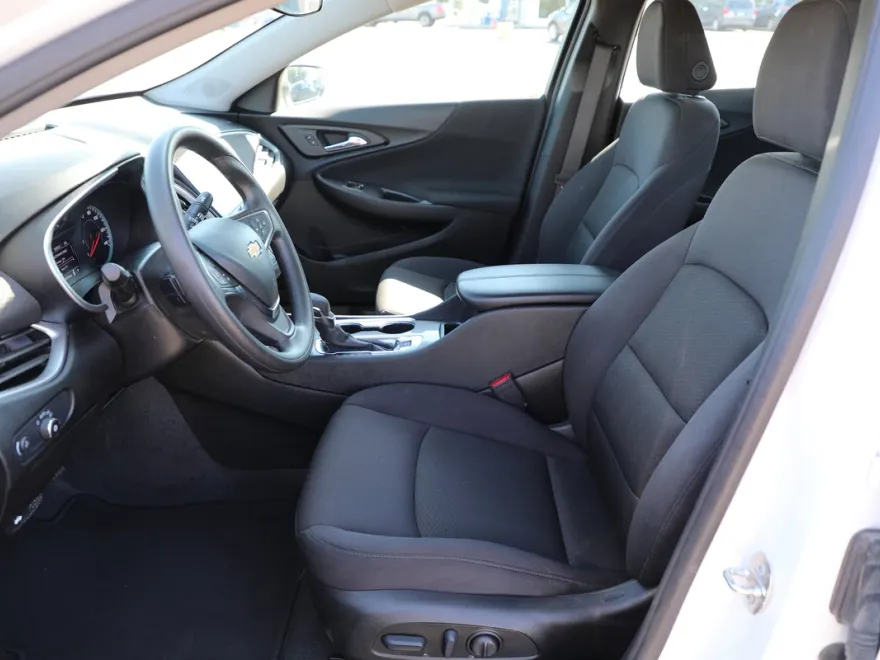 2024 Chevrolet Malibu 1LT photo 1