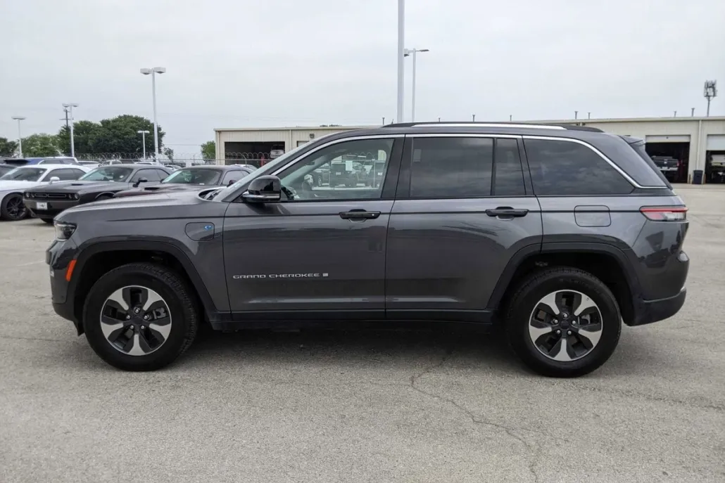 2022 Jeep Cherokee 4xe photo 1