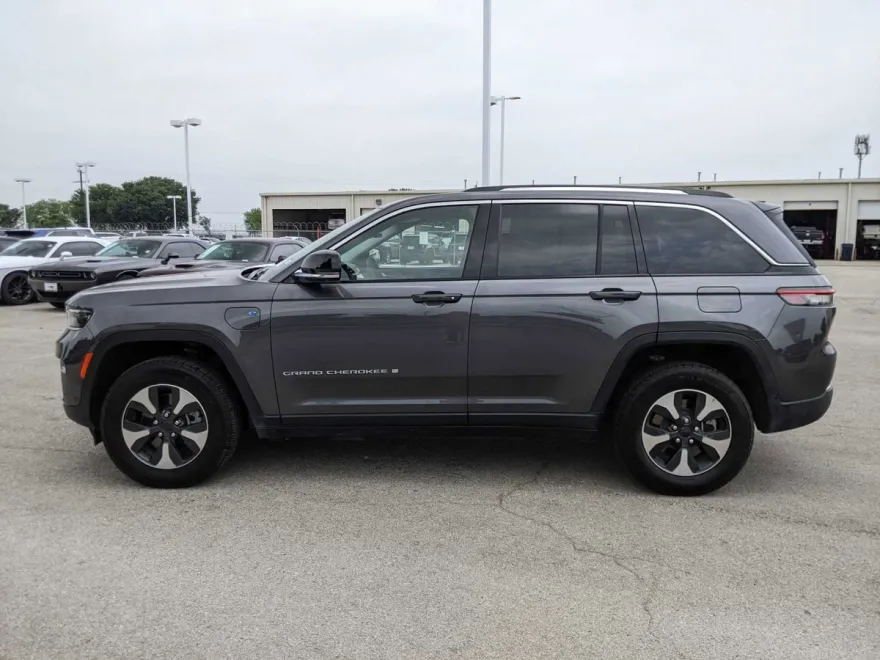 2022 Jeep Cherokee 4xe photo 1