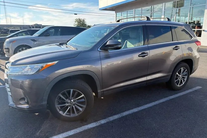 2019 Toyota Highlander SE photo 1