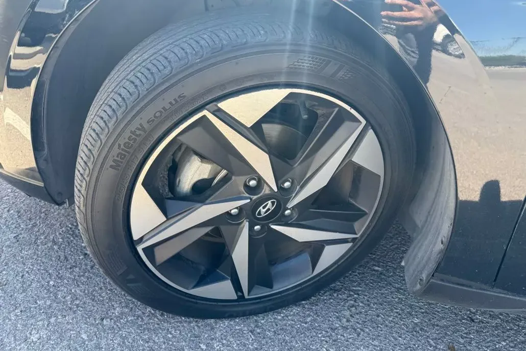 2023 Hyundai Elantra SEL photo 1