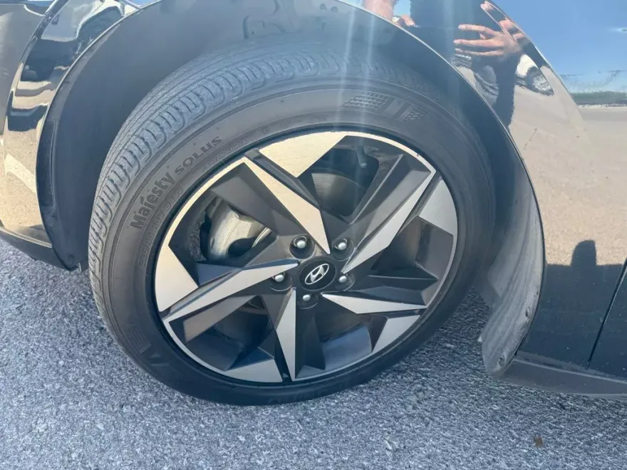 2023 Hyundai Elantra SEL photo 1