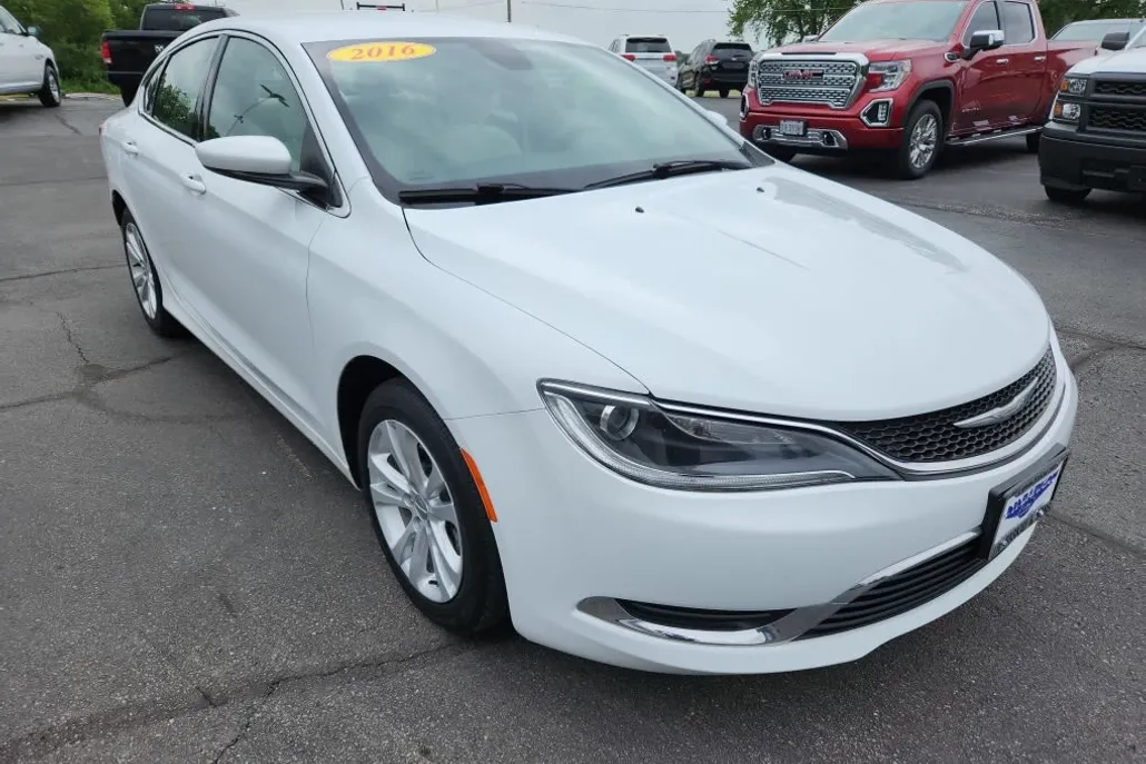 2016 Chrysler 200 Limited photo 1