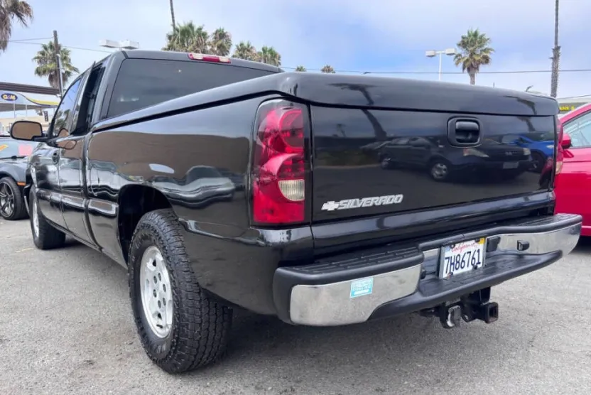 2004 Chevrolet Silverado 1500 Base photo 1