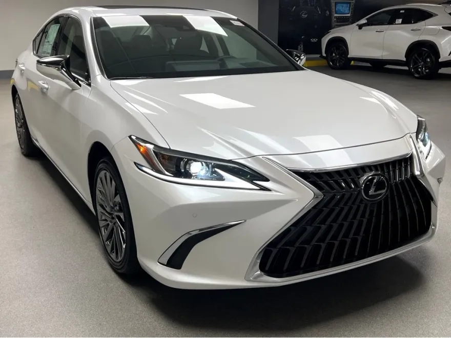 2025 Lexus ES 300h Luxury photo 1