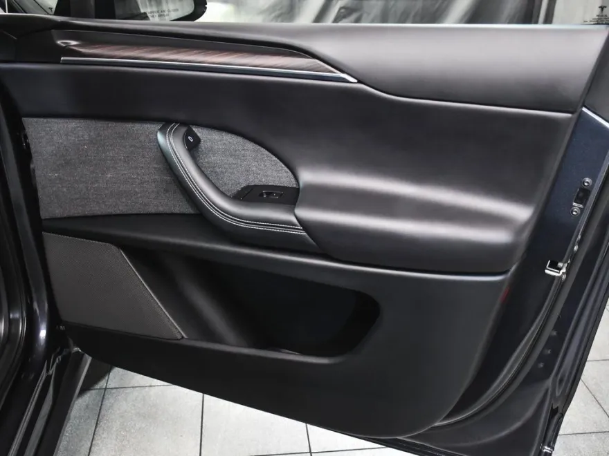 2024 Tesla Model X photo 17