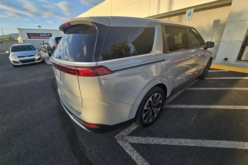 2023 Kia Carnival EX photo 1