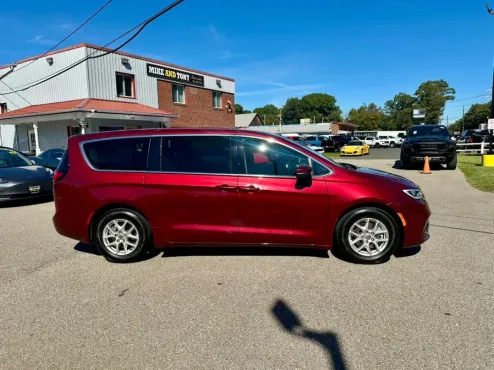 2023 Chrysler Pacifica Touring L photo 4