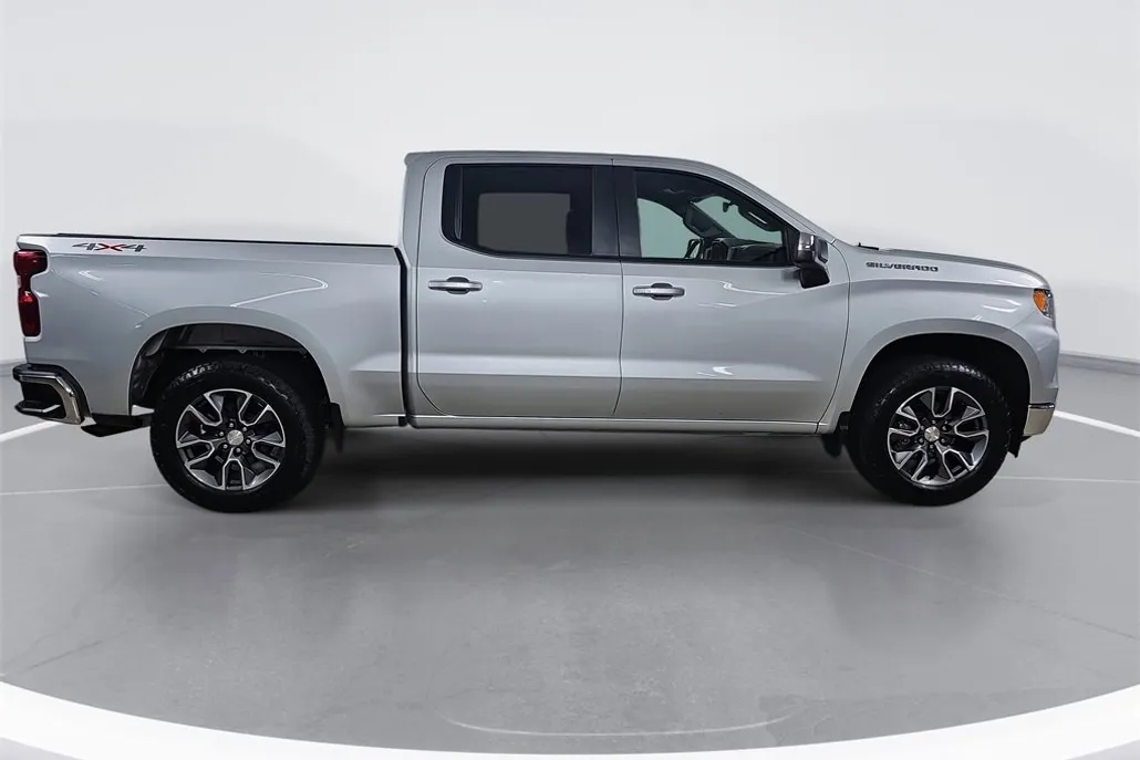 2022 Chevrolet Silverado 1500 LT photo 1