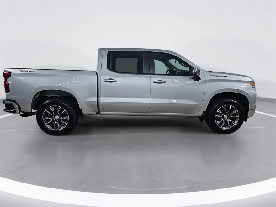 2022 Chevrolet Silverado 1500 LT photo 1