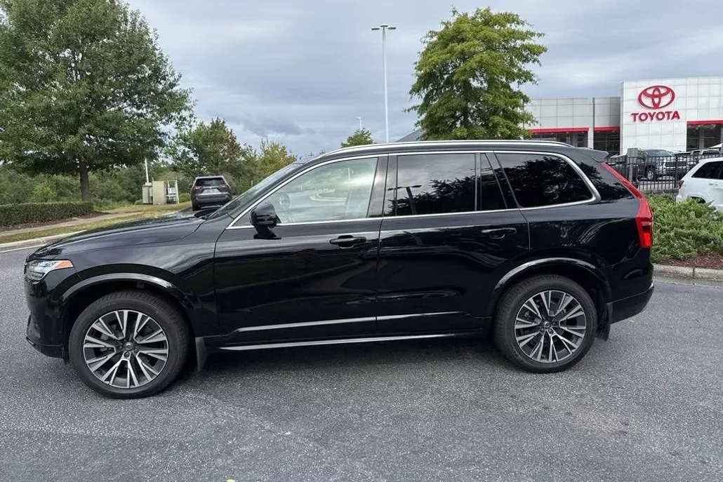 2022 Volvo XC90 T6 AWD Momentum photo 1