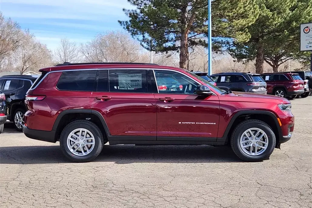 2025 Jeep Grand Cherokee Laredo photo 1