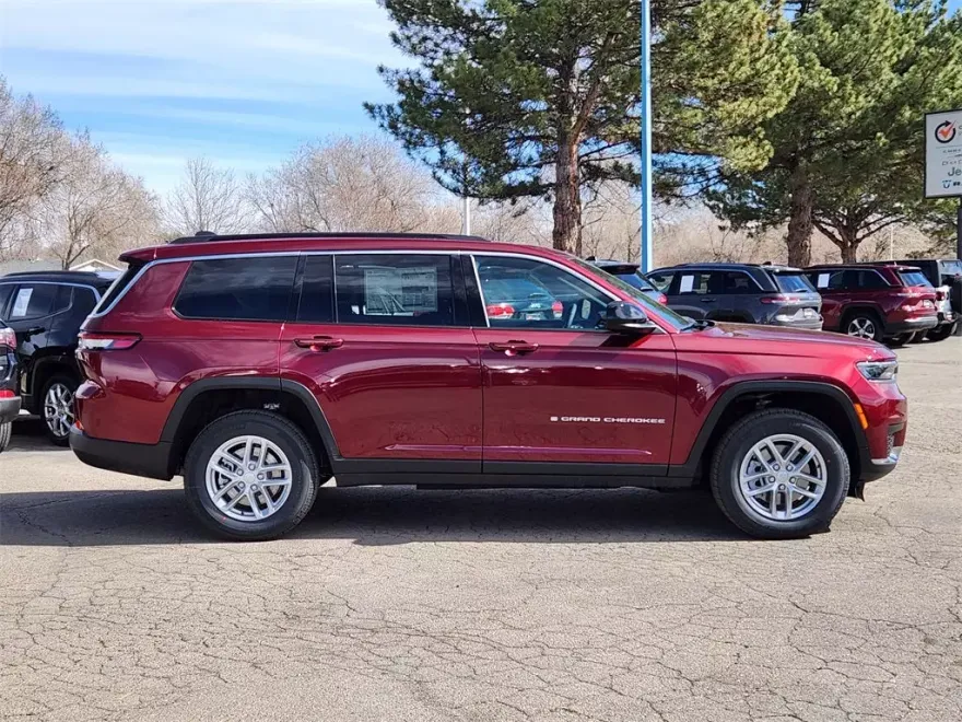 2025 Jeep Grand Cherokee Laredo photo 1