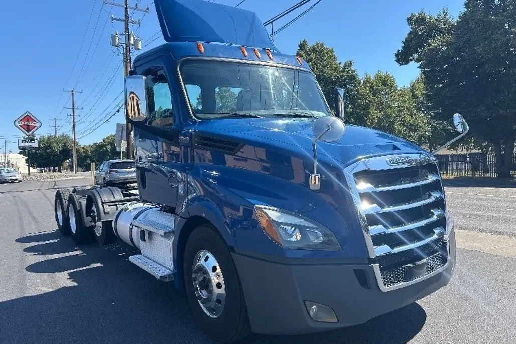 2020 Freightliner Cascadia 126" Day cab photo 1